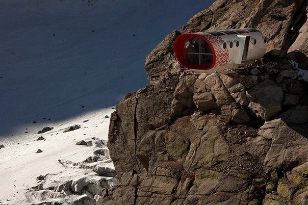 В итальянских Альпах начал принимать первых гостей самый опасный отель в мире, который предназначен для альпинистов. Отель нависает над скалами на высоте более 300 метров. Здесь могут заночевать 12 человек, которые поставили себе цель одолеть Монблан. Отель назван в честь великого итальянского покорителя горных вершин Джусто Джервазутти. Гостиница работает на солнечных батареях. К услугам гостей имеются деревянные кровати, кухня, кладовая, столовая и гостиная с фантастическим видом на ледник Fribouze.