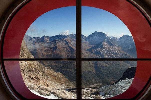 В итальянских Альпах начал принимать первых гостей самый опасный отель в мире, который предназначен для альпинистов. Отель нависает над скалами на высоте более 300 метров. Здесь могут заночевать 12 человек, которые поставили себе цель одолеть Монблан. Отель назван в честь великого итальянского покорителя горных вершин Джусто Джервазутти. Гостиница работает на солнечных батареях. К услугам гостей имеются деревянные кровати, кухня, кладовая, столовая и гостиная с фантастическим видом на ледник Fribouze.