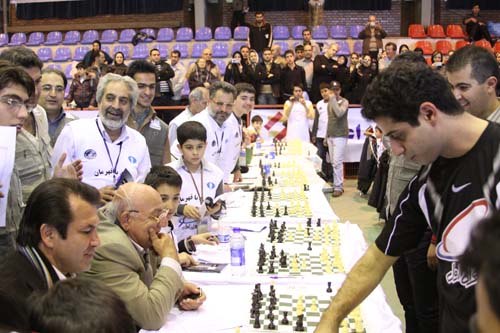 Иранский гроссмейстер сыграл на 614 досках