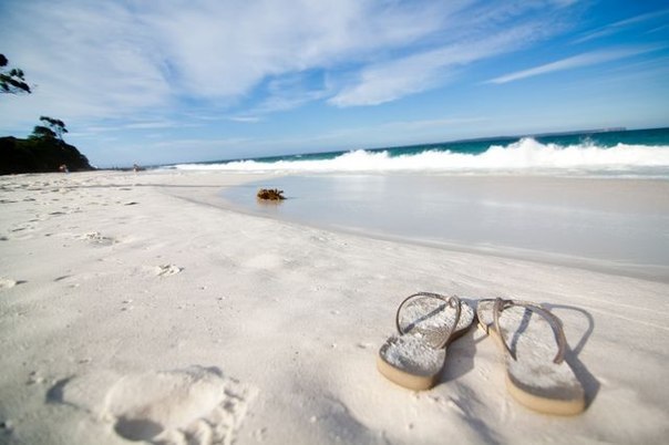 Пляж Хайамс к югу от Сиднея (Австралия), согласно Книге Гиннеса, является месторождением самого белого песка в мире и издалека напоминает взбитые сливки.