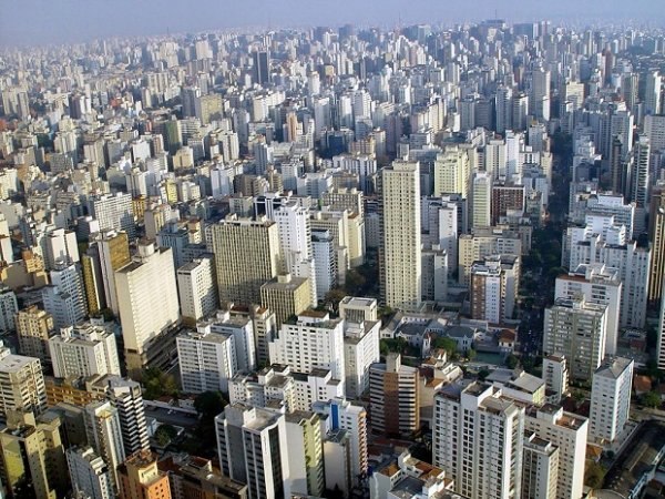 В одном из самых крупных мегаполисов мира — бразильском Сан-Паулу — совсем нет наружной рекламы. Решение демонтировать все щиты и вывески было принято в 2007 году. По словам мэра города, это один из пунктов общей кампании по борьбе с загрязнением — в данном случае, загрязнением визуальным. Хотя данный закон больно ударил по рекламной индустрии, более 70% жителей Сан-Паулу его всецело поддерживают.