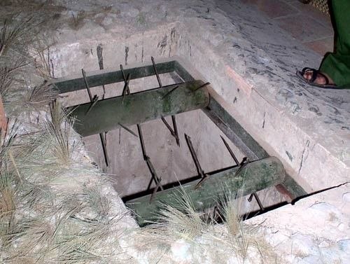 Это один из многочисленных вариантов вьетнамских боевых ловушек (Booby Traps). Американский солдат, попав в такую яму, собственным весом превращал себя в фарш.