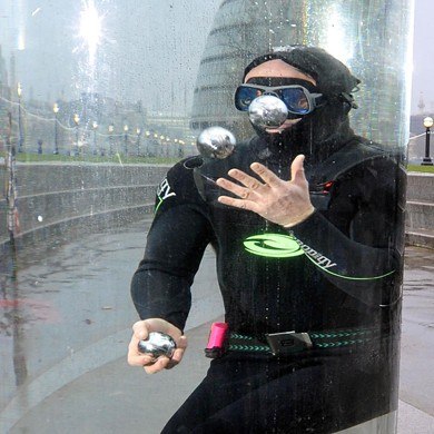 Рекорд по жонглированию под водой на одном дыхании