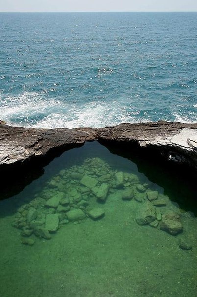 На острове Тассос в Греции находится лагуна Гиола, образованная естественным образом. Очень красивый природный бассейн