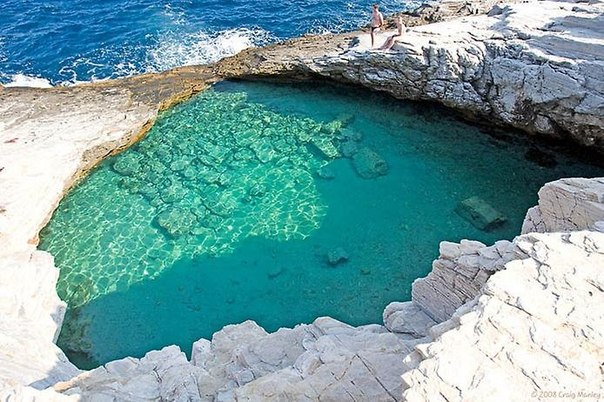 На острове Тассос в Греции находится лагуна Гиола, образованная естественным образом. Очень красивый природный бассейн