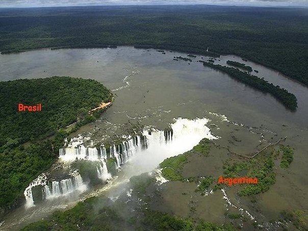 Самая необычная граница между странами. Тройная граница — это пограничный регион, где встречаются границы трех стран: Аргентины, Парагвая и Бразилии. Сформирована конвергенцией двух рек — Параны и реки Игуаса. Здесь также расположен один из красивейших водопадов мира — водопад Игуасу, также разделенный между несколькими странами.
