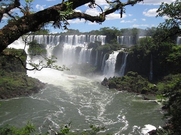 Самая необычная граница между странами. Тройная граница — это пограничный регион, где встречаются границы трех стран: Аргентины, Парагвая и Бразилии. Сформирована конвергенцией двух рек — Параны и реки Игуаса. Здесь также расположен один из красивейших водопадов мира — водопад Игуасу, также разделенный между несколькими странами.