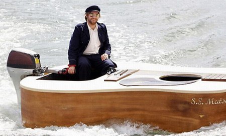 Музыкант Джош Пайк любит музыку настолько, что даже лодка у него музыкальная. Джош построил лодку, которая является копией его собственной гитары.