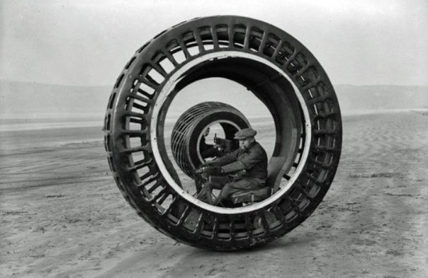 В 1932 году доктор Джон Арчибальд Первес изобрел необычное и для того и для сегодняшнего времени транспортное средство, получившее название Dynasphere. Оно представляло собой посадочное место внутри огромного трехметрового колеса. Колесо выполнялось на железном сетчатом каркасе, а передвигалась машина при помощи двигателя внутреннего сгорания, мощность мотора составляла 2,5 лошадиные силы, но и этого хватало, чтобы разгонять полутонную машину до 50 км/ч. Была также изготовлена уменьшенная версия Dynasphere, которая передвигалась на электродвигателе. Достоинством машины был сетчатый каркас, который позволял гигантскому колесу ездить по любой поверхности, будь то песок или лед, без ущерба для скорости. Доктор Первес верил, что когда - нибудь такие машины пойдут по дорогам.