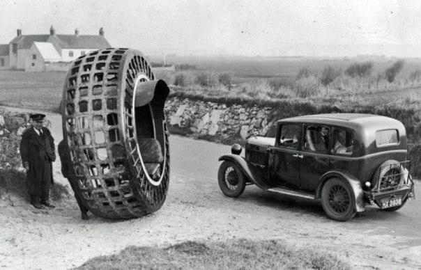 В 1932 году доктор Джон Арчибальд Первес изобрел необычное и для того и для сегодняшнего времени транспортное средство, получившее название Dynasphere. Оно представляло собой посадочное место внутри огромного трехметрового колеса. Колесо выполнялось на железном сетчатом каркасе, а передвигалась машина при помощи двигателя внутреннего сгорания, мощность мотора составляла 2,5 лошадиные силы, но и этого хватало, чтобы разгонять полутонную машину до 50 км/ч. Была также изготовлена уменьшенная версия Dynasphere, которая передвигалась на электродвигателе. Достоинством машины был сетчатый каркас, который позволял гигантскому колесу ездить по любой поверхности, будь то песок или лед, без ущерба для скорости. Доктор Первес верил, что когда - нибудь такие машины пойдут по дорогам.