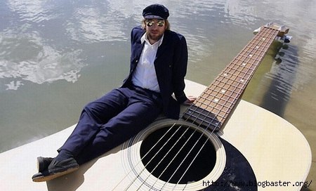 Музыкант Джош Пайк любит музыку настолько, что даже лодка у него музыкальная. Джош построил лодку, которая является копией его собственной гитары.