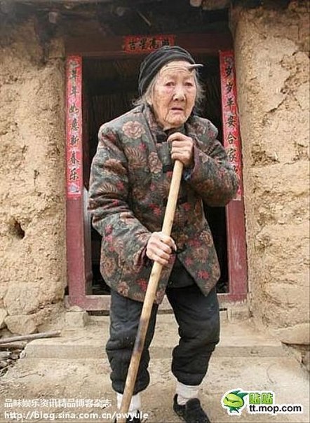 Китайская женщина с рогом