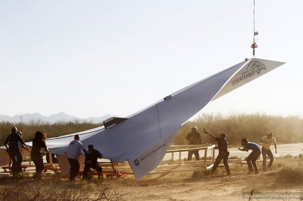 Поднятие в воздух 13-метрового самого большого бумажного самолетика весом 360 кг. Запущен в окрестностях города Таксон, создан авиационными инженерами с подачи музея Pima Air & Space Museum.