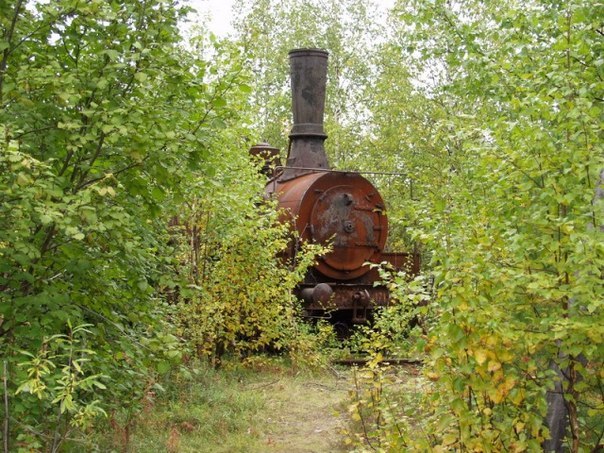 Этот поезд стоит на конечной станции заброшенной железной дороги стратегического назначения, строившейся еще при Сталине! Поселок называется Долгий. Раньше тут была 53 стройка Гулага.