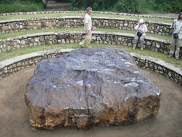 Хоба - самый большой метеорит на Земле. Находится на ферме "Hoba West" недалеко от Гротфонтейна в Намибии. Метеорит обнаружил фермер Якоб Херманус во время вспахивания одного из своих полей в 1920 году. Считается, что метеорит Хоба упал около 80 000 лет назад. В длину метеорит составляет 2,5 метра, а вес его оценивается в 66 тонн.