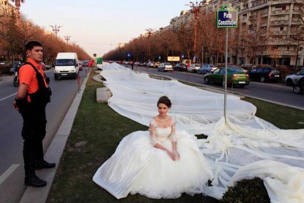 Модель Эмма из Бухареста (Румыния) надела свадебное платье с самым длинным шлейфом в мире, его длина 2750 метров.