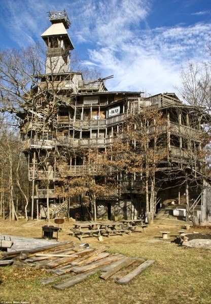Самый высокий дом из дерева расположен в Кроссвилле, штат Теннесси, США, построен он непрофессиональным строителем. Горацию Берджессу понадобилось 11 лет, чтобы построить дом своей мечты высотой в 10 этажей.