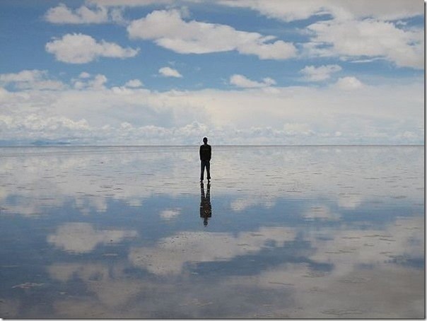 Озеро Солончак Уюни является одним из самых интересных озер мира. Его площадь составляет 10 582 км², и оно считается самым большим соленым озером во всем мире. Здесь десять миллиардов тонн соли, а на практически ровной поверхности из тонкого слоя воды можно стоять!