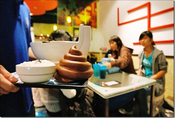 Самый необычный ресторан в Тайпее (Тайвань) полностью стилизован под туалетную тематику. Все посадочные места сделаны из унитазов. Вся посуда выполнена то в виде маленьких унитазиков, то в виде ванны. Весь интерьер наполнен около туалетной тематикой. А под занавес, на десерт можно заказать мороженое в виде…
