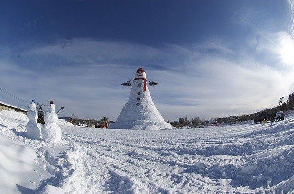Самый большой снеговик был построен в городе Бетель (США) и назван «Olympia SnowWoman». У снеговика до сих пор есть официальный сайт с фотографиями и историей создания. Высота снеговика составила 37 метров, а руками служили среднего размера деревья.