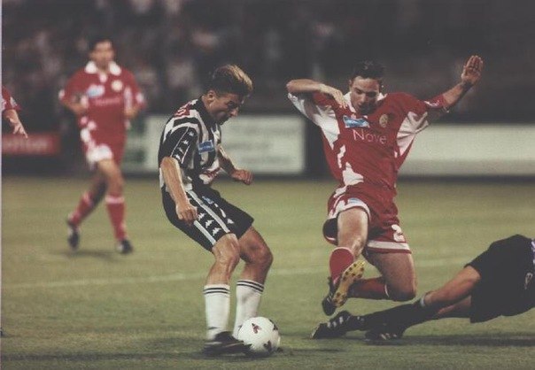 Самый быстрый гол в истории футбола был забит в 1995 году Дамьеном Мори. Ему понадобилось 3,67 секунд!