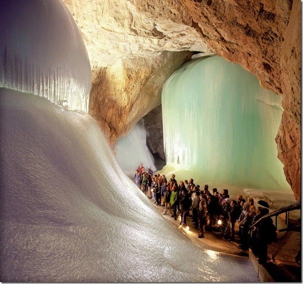 Ледяные пещеры Эйсрайзенвельт. В мире существует множество ледяных пещер, но пещеры Эйсрайзенвельт – самые большие среди них. Их общая протяженность составляет 40 километров.
