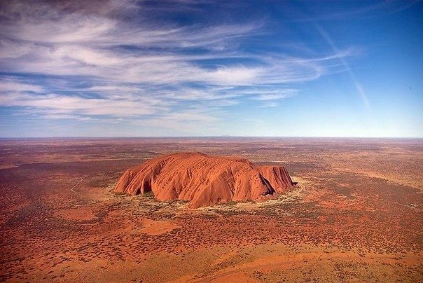 Айерс-Рок — самая большая и самая древняя в мире скала - монолит. Это уникальное место является одной из главных достопримечательностей Австралии.