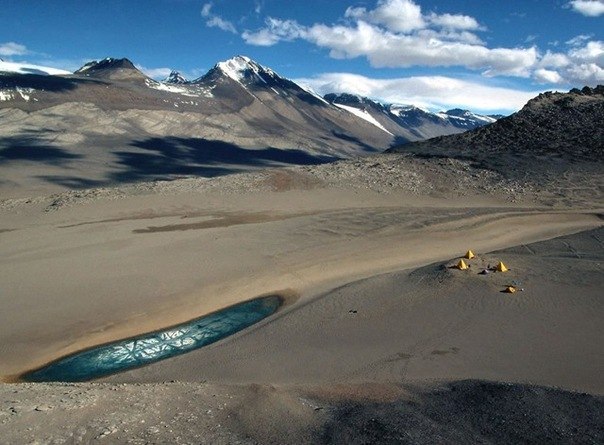 Сухие долины в Антарктике. Эта пустыня уникальна тем, что это самое сухое место на Земле. Здесь не выпадало никаких осадков на протяжение нескольких миллионов лет. Это место по своему климату наиболее приближено к Марсу, поэтому представляет особый интерес для NASA. Это единственная часть Антарктиды, не покрытая льдом. В долинах находится замерзшее озеро с чрезвычайно соленой водой.