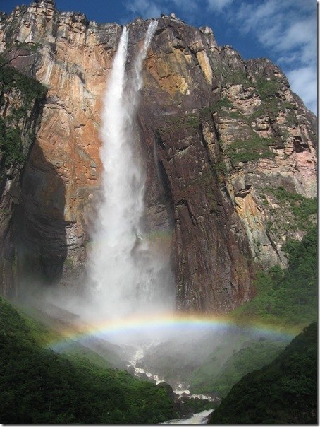 Водопад Анхель (Angel Falls) или Салто Анхель (Salto Angel) — самый высокий в мире свободно падающий водопад высотой в 978 метров.