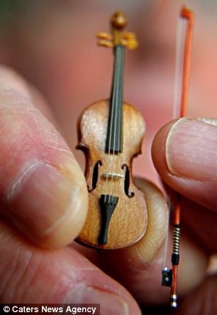 Самая маленькая скрипка в мире