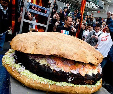 270-килограммовый гамбургер.