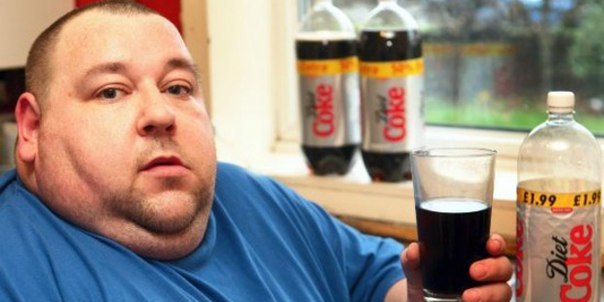 Знакомьтесь, Даррен Джонс, 38 лет, г. Стокпорт, Великобритания. Он легко потребляет 42 литра диетической Колы в неделю.