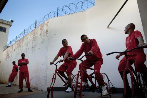 В крупнейшей тюрьме Бразилии Санта–Рита–ду–Сапукаи установили велотренажеры, занимаясь на которых можно вырабатывать электроэнергию. 