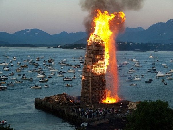 В честь рождения Иоанна Крестителя в городе Олесунн, Норвегия проводится ежегодный фестиваль на котором разжигается самый большой костер в мире.