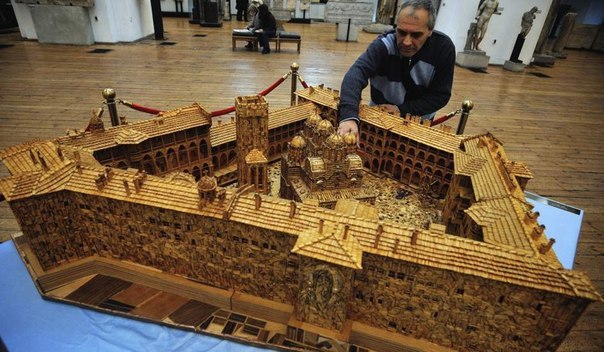 Болгарский скульптор Пламен Игнатов потратил 16 лет на постройку модели Рильского монастыря из 6 000 000 спичек.