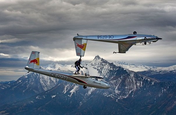 47-летний австрийский скайдайвер и член команды скайдайверов «Ред Булл» Пол Штайнер, демонстрирует настоящую отвагу на высоте в 2100 метров над землей.
