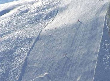 Трасса скоростного спуска «Штрайф» известна как самая зрелищная горнолыжная трасса в мире. Длина 3,5 км, максимальный угол наклона 85%, скорость спуска 100 км/ч