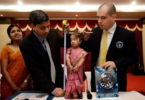 Самую маленькую женщину в мире зовут Джиоти Амге, родом она из Индии и ей 18 лет. Ее рост зафиксирован в Книге рекордов Гиннеса и составляет всего 62,8 см.