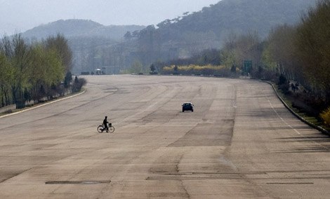 В Северной Корее высокоскоростные шоссе являются наиболее приоритетными дорогами, именно их строительству уделяется больше внимания. Этот огромный автобан, соединяющий столицу Северной Кореи с Северной частью страны, является, пожалуй, самым пустым шоссе, на котором без проблем может сесть большой самолет. По этой дороге машины передвигаются очень редко, в основном это военные автомобили или машины партийных лидеров. Отсутствие трафика может вызвать проблемы в безопасности движения. Велосипедисты, переходящие эту дорогу или даже дети, играющие на проезжей части, не привыкли к тому, что по этой дороге ездят машины.