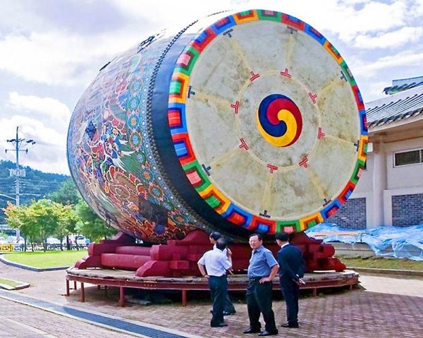 Крупнейший в мире барабан создан в южнокорейском Йондоне. Его диаметр составляет 6,4 метра.