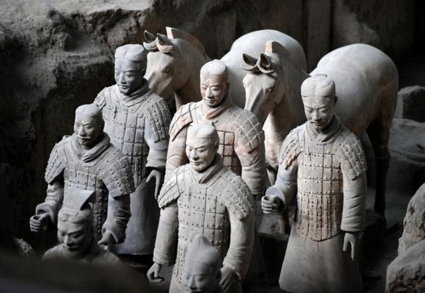 Терракотовая армия — захоронение по крайней мере 8099 полноразмерных терракотовых статуй китайских воинов и их лошадей, обнаруженное в 1974 году рядом с гробницей китайского императора Цинь Шихуанди неподалёку от города Сиань.