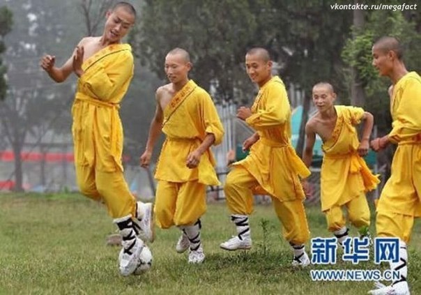 Как Шаолиньские монахи играют в футбол?