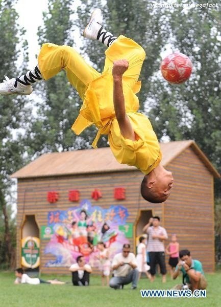 Как Шаолиньские монахи играют в футбол?