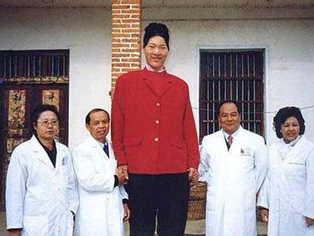 Самая высокая женщина Азии. Её рост составляет 2,36.