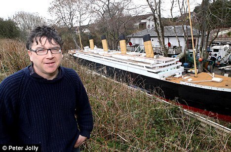 Шотландский энтузиаст Стэн Фрейзер потратил 11 лет своей жизни на создание 30-ти метровой модели Титаника на своем заднем дворе.