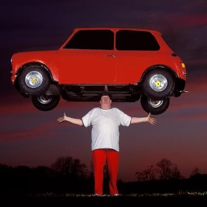 Джон Эванс сбалансировал  мини автомобиль весом в общей сложности 159.6 кг (352) на своей голове и продержал 33 секунды 24 мая 1999 года в Лондоне