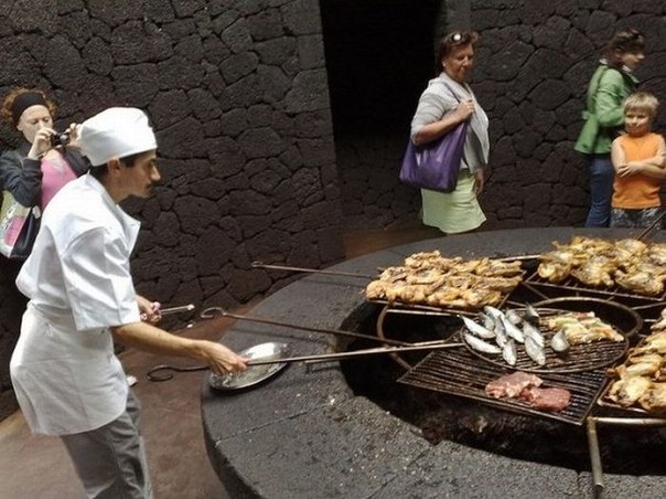 На испанском острове Лансароте, входящем в группу Канарских островов, есть ресторан El Diablo (в переводе с испанского — «дьявол»). Пищу здесь готовят прямо над жерлом действующего вулкана при температуре свыше 400 °C.