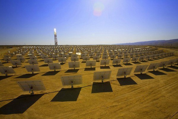 В Соединенных Штатах Америки в пустыне Мохаве уже вовсю строится самая большая в мире солнечная электростанция — Ivanpah. Ivanpah — гигантский Город Солнца в пустыне...