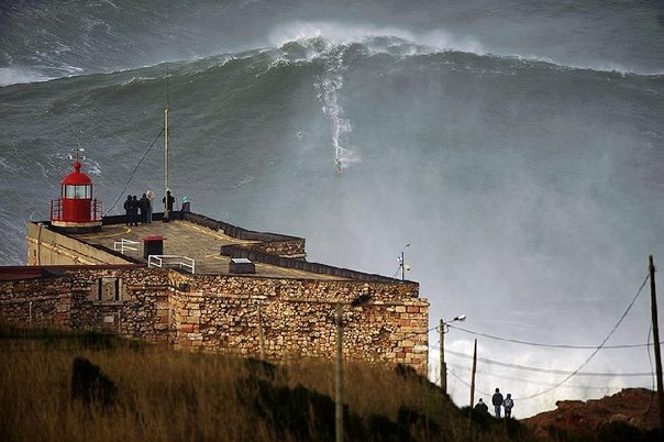 Американский сёрфер Гарретт Макнамара установил новый мировой рекорд покорив 30 метровую волну у берегов Прайа-ду-Норте, Португалия.