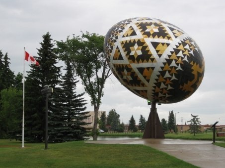 Самое большое пасхальное яйцо находится в Канаде.